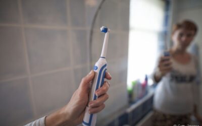 Escova de dentes elétrica: qual a diferença entre as rotatórias e as ultrassônicas? Qual a mais indicada?