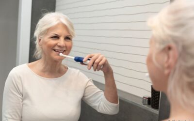 Quais as vantagens da escova de dentes elétrica para quem tem prótese?