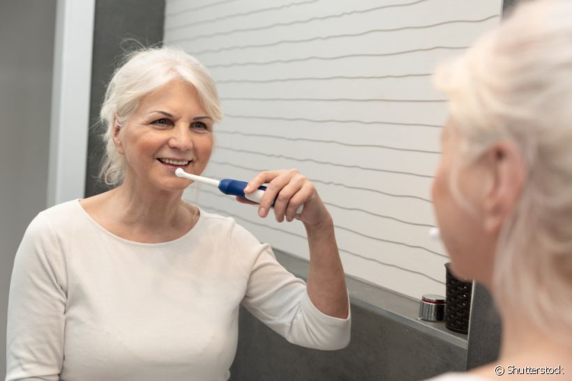 Quais as vantagens da escova de dentes elétrica para quem tem prótese?