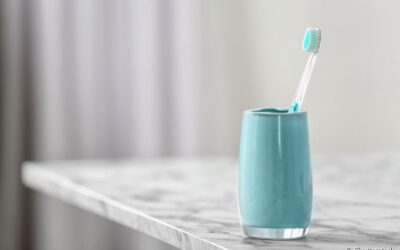 4 coisas que você não deve fazer com a sua escova de dentes
