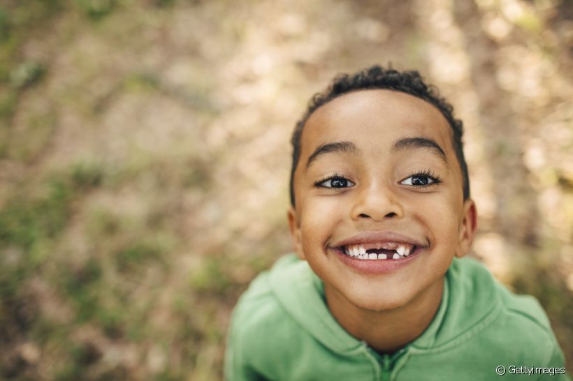 Dente de leite mole: é melhor tirar ou deixar cair sozinho? Qual é a hora certa de remover? Tire suas dúvidas e prepare-se para esse momento