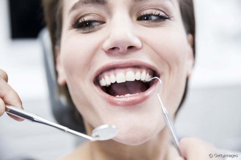 Curativo de dente x restauração dentária: qual é a diferença entre os dois? Dentista esclarece o assunto