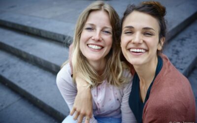 Alface presa nos dentes, mau hálito: 4 situações em que você pode ajudar seu amigo a ter um sorriso mais saudável