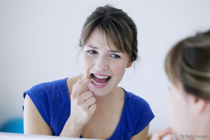 Bolha na gengiva é um sinal de gengivite? Dentista explica se há relação entre os dois problemas bucais