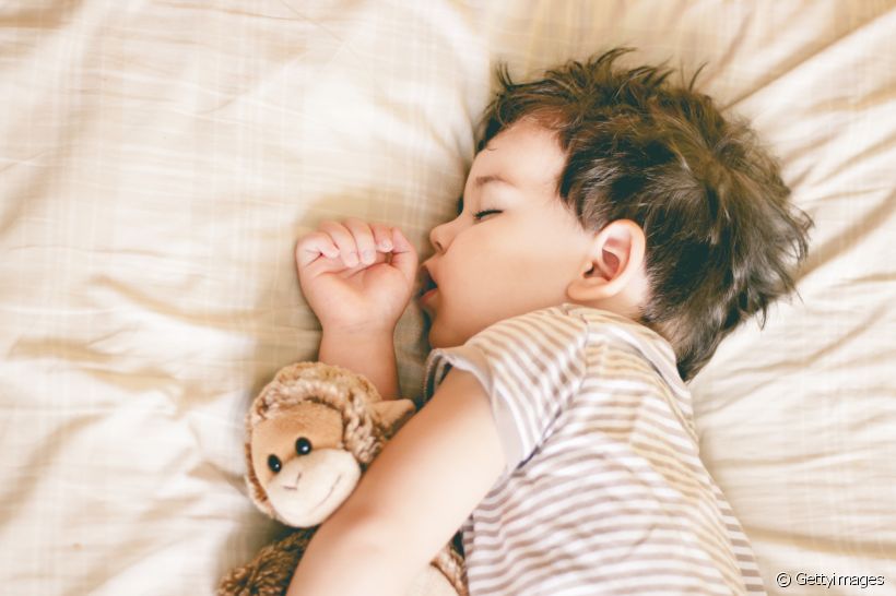 Dormir de boca aberta: descubra como esse hábito pode prejudicar a sua saúde bucal