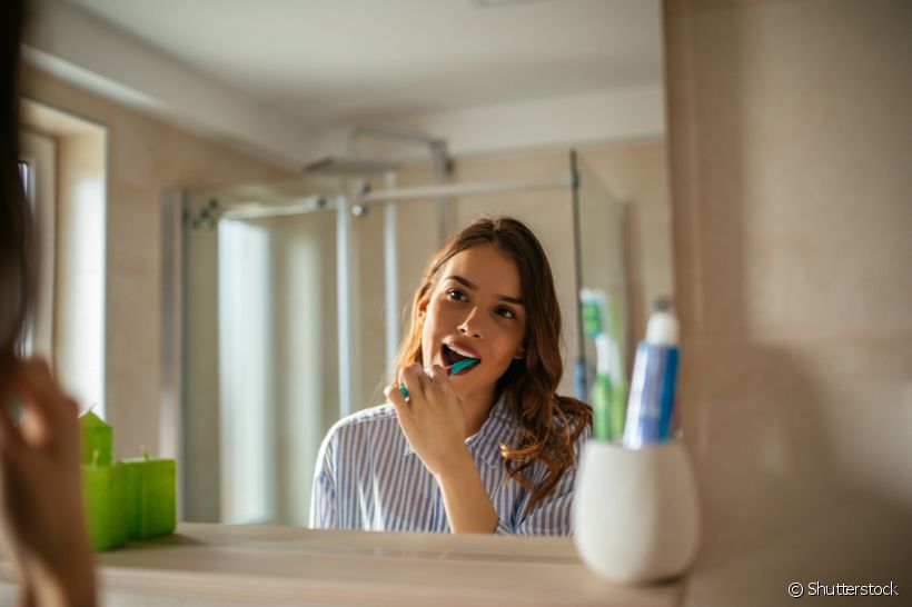 Clareamento dental: usar pasta de dentes com efeito whitening ajuda a manter os dentes brancos por mais tempo?