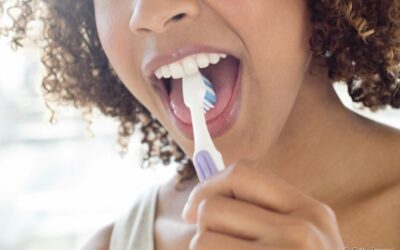 Veja 3 formas de como escovar a língua