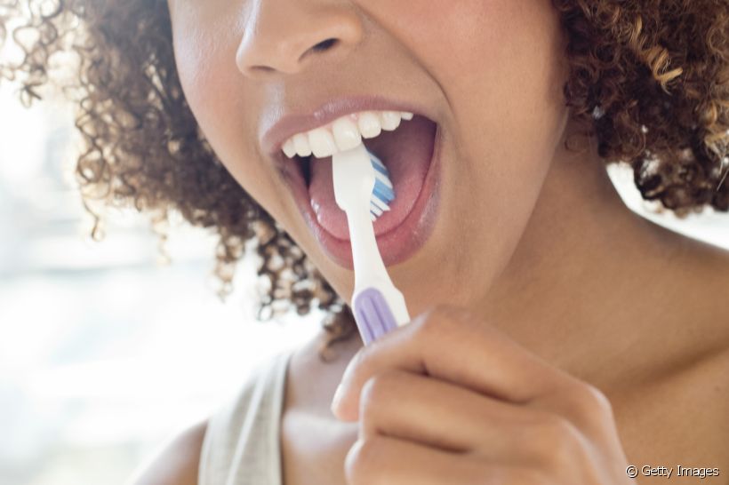 Veja 3 formas de como escovar a língua