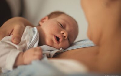 Bebê dormindo com a boca aberta: é normal?