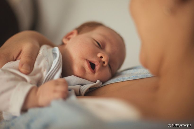 Bebê dormindo com a boca aberta: é normal?