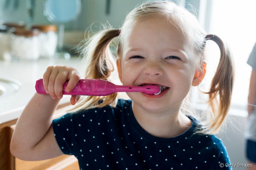 Escova de dentes elétrica para crianças: dicas para ensinar o seu filho a usar esse item de higiene bucal