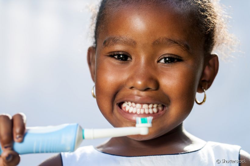 Conheça os benefícios da escova de dente elétrica para crianças