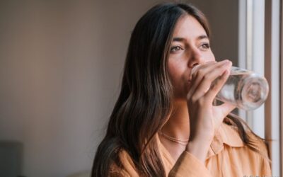 Beber água pode ajudar com a sua saúde bucal: 5 benefícios do hábito para o seu sorriso