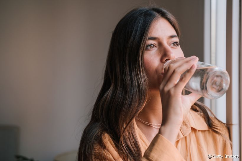 Beber água pode ajudar com a sua saúde bucal: 5 benefícios do hábito para o seu sorriso