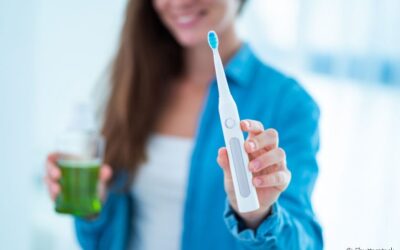 Preciso desinfetar a escova de dentes elétrica? Dentista explica como fazer esse procedimento em casa