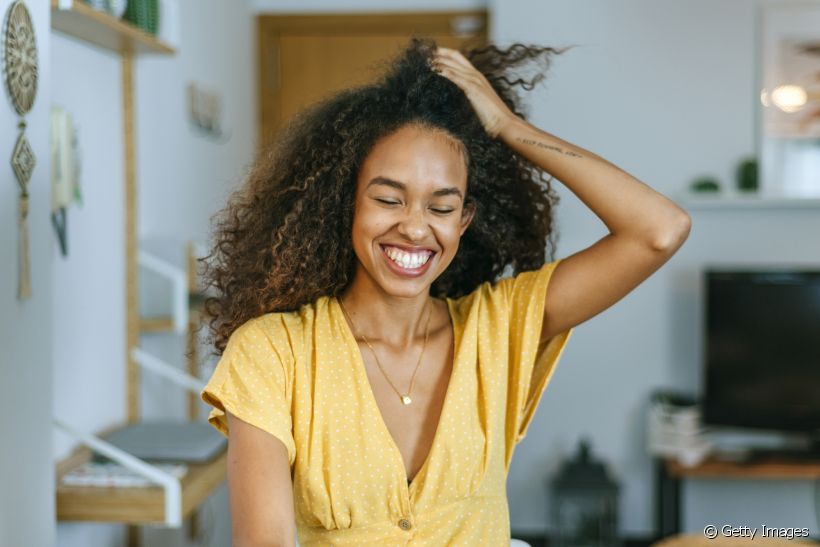 Clareamento dental caseiro funciona? Especialista revela técnicas que devem ser evitadas e qual é a mais segura para alcançar um sorriso branco