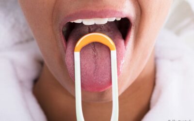 Raspador de língua x escova de dentes: qual é a melhor opção?