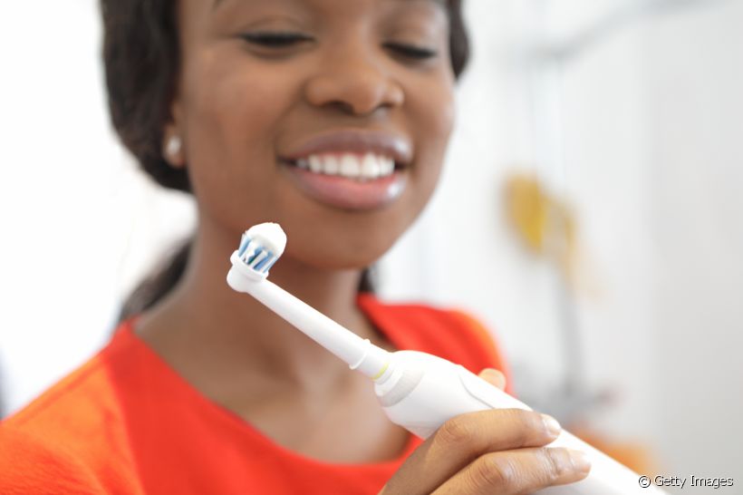 Escova de dentes elétrica + fio dental: conheça os benefícios dessa dupla para a sua higiene bucal