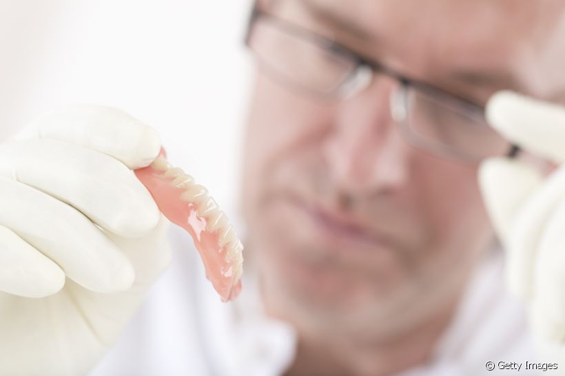 Prótese dentária de silicone: conheça essa opção para seu sorriso