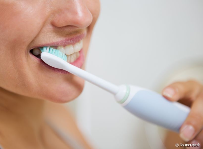 Escova de dentes elétrica + creme dental clareador: veja como essa dupla ajuda no tratamento de manchas e na manutenção do clareamento