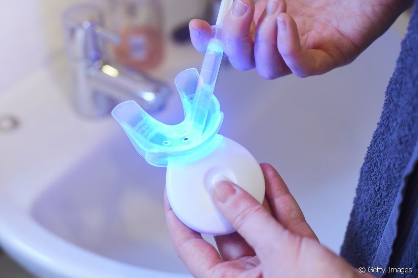 Clareamento dental com moldeira elétrica de luz de LED: é seguro? Especialista revela os perigos dessa tecnologia e explica porque não é recomendada