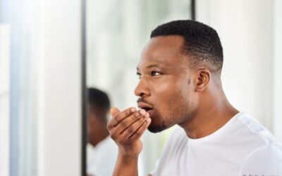 A periodontite pode causar mau hálito? Entenda a relação entre essas duas doenças bucais