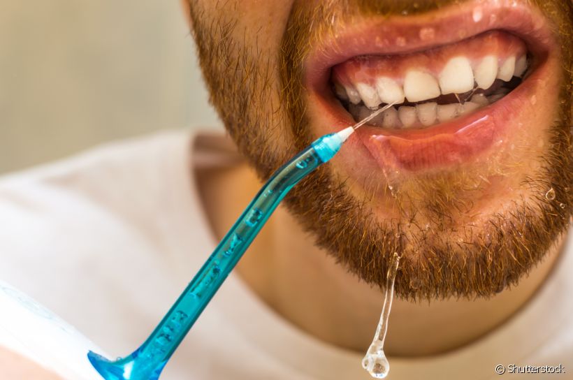 Irrigador dental: jatos de água para limpeza dos dentes funcionam?