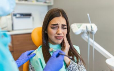 Gengiva inflamada por causa da prótese dentária: como tratar? Dentista explica todos os cuidados para acabar com o problema