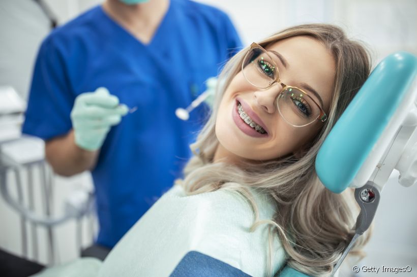 Dentes apinhados: o que causa? Como tratar? É possível prevenir?