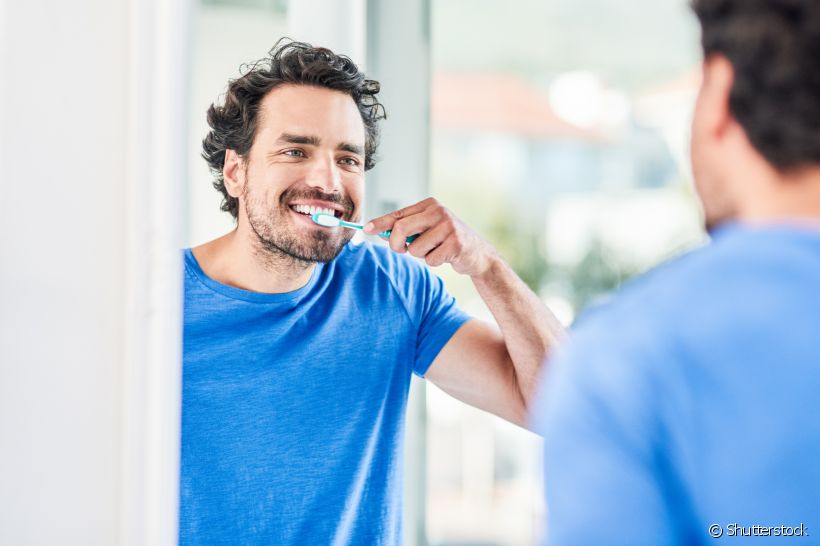 Escova de dentes é tudo igual? Veja as diferenças entre a higiene bucal com o modelo tradicional e elétrico