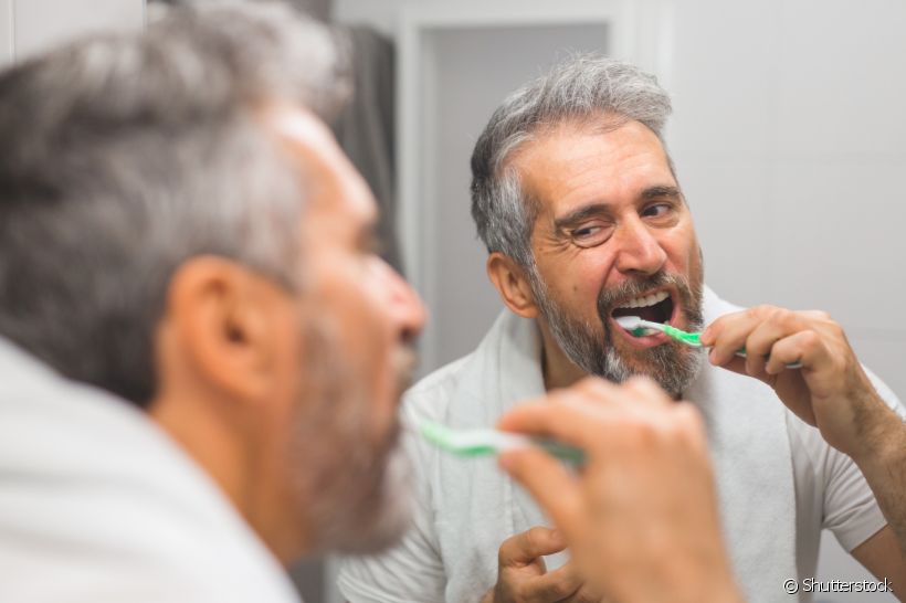 Gengiva sangrando: 3 formas de tratar o quadro para garantir a sua saúde bucal