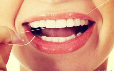 Saiba se o certo é passar fio dental antes ou depois da escovação
