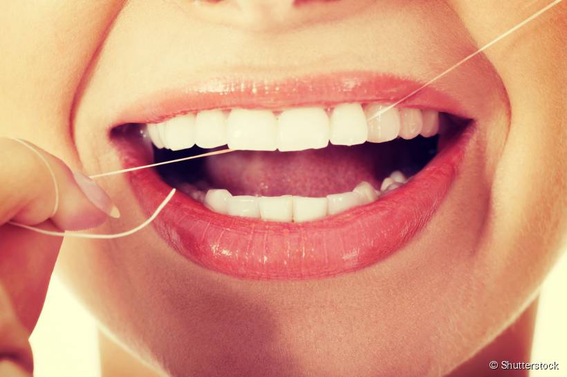 Saiba se o certo é passar fio dental antes ou depois da escovação