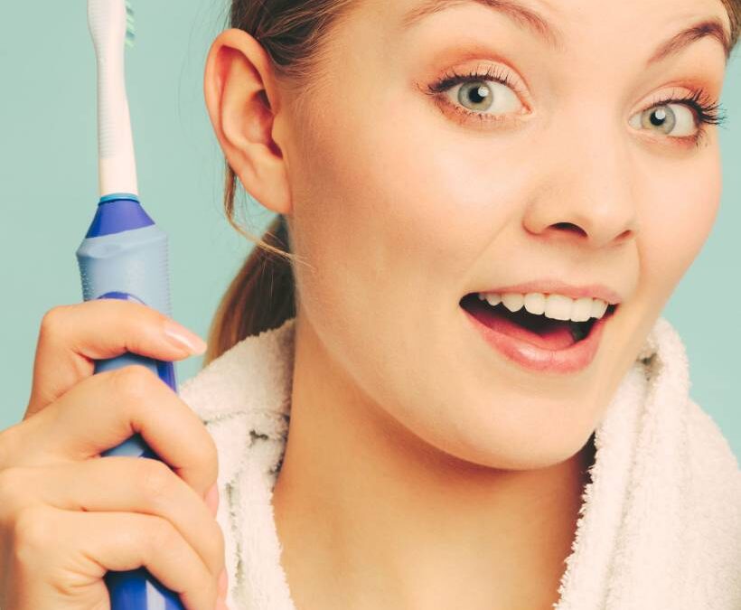 Os benefícios para quem faz uso da escova de dentes elétrica