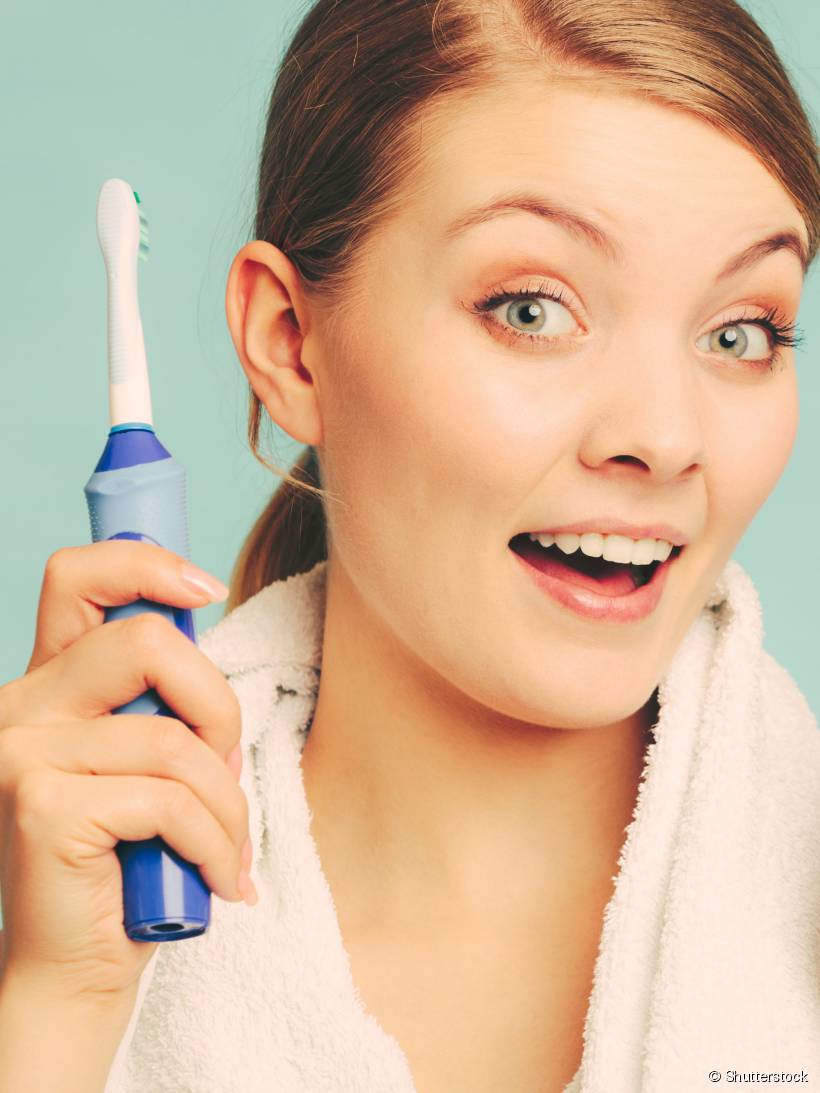Os benefícios para quem faz uso da escova de dentes elétrica