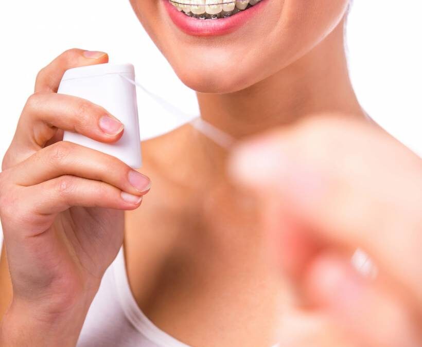 Veja o poder do fio dental na limpeza diária de quem usa aparelho