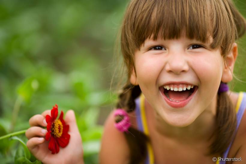 Para manter os sorrisos bonitos: 4 dicas para seu filho cuidar da saúde bucal longe de casa