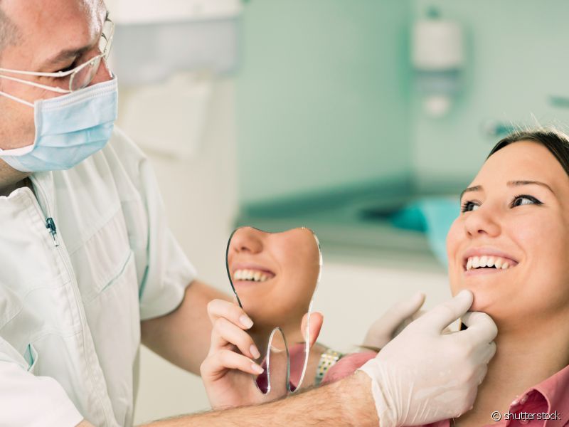 Pensando em fazer clareamento dental? Confira passo a passo antes