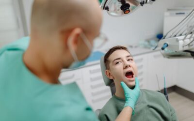Dente siso nascendo pode gerar apinhamento dental? Dentista explica