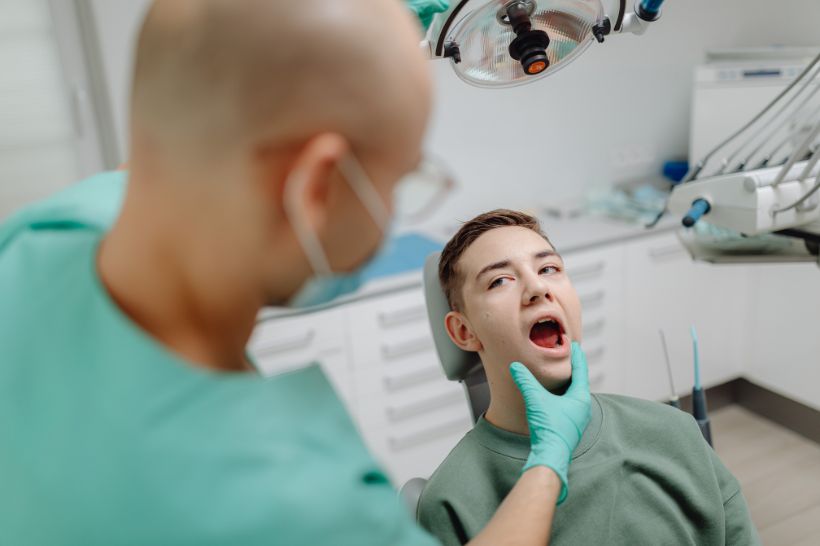 Dente siso nascendo pode gerar apinhamento dental? Dentista explica