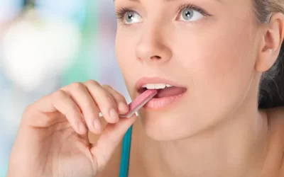 Chiclete faz mal para os dentes? 3 riscos para a sua saúde bucal