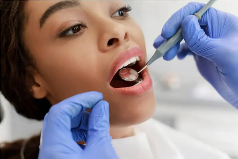 Quem tem dentes sensíveis pode fazer clareamento dental?