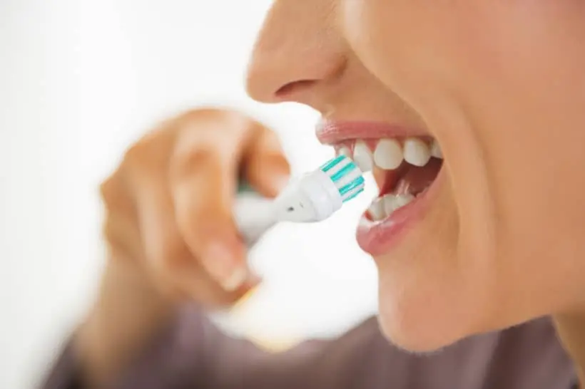 Placa bacteriana: escovar os dentes ajuda a evitar?
