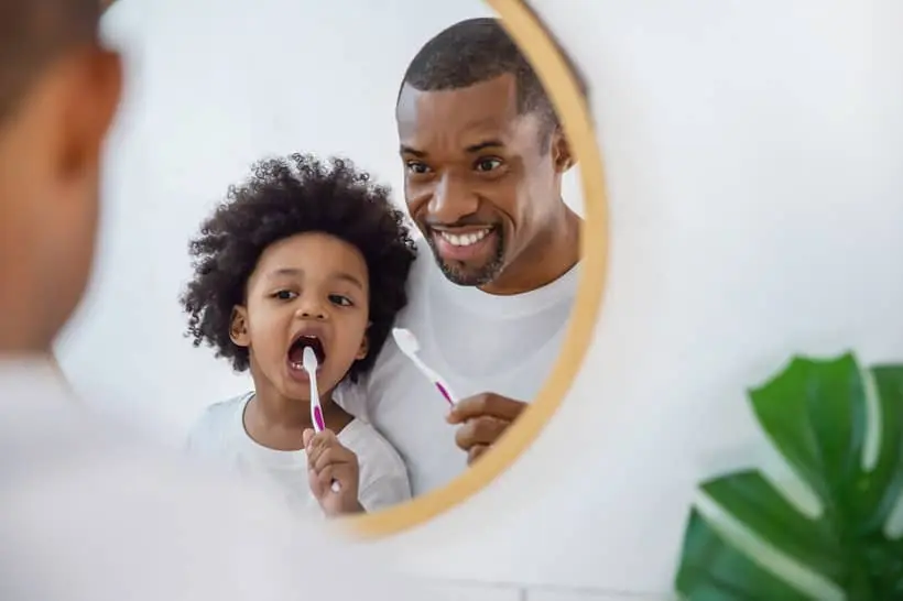 Como incentivar a criança que não gosta de escovar os dentes