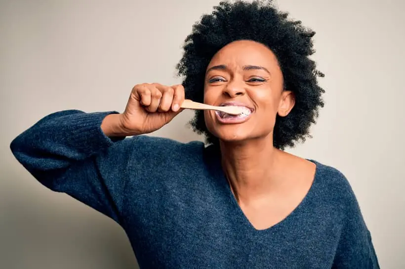 Escovar os dentes com força pode causar sensibilidade?