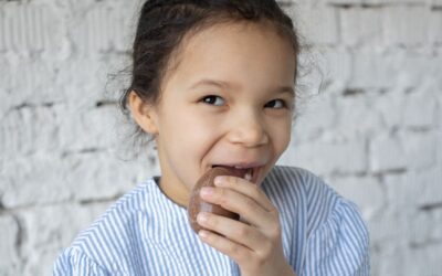 Páscoa: devo proibir meu filho de comer chocolate para não ficar com cárie?
