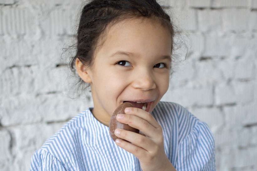 Páscoa: devo proibir meu filho de comer chocolate para não ficar com cárie?