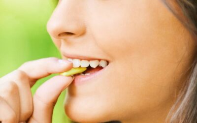 Chiclete sem açúcar não prejudica a saúde bucal, mas exige cuidado