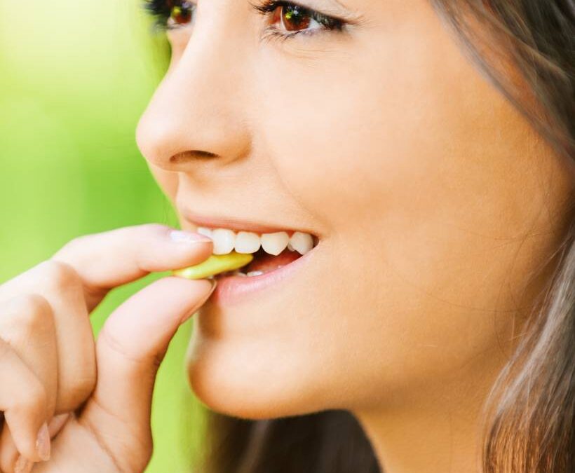 Chiclete sem açúcar não prejudica a saúde bucal, mas exige cuidado