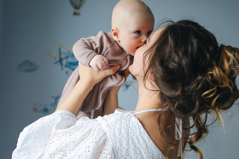 Clareamento dental e amamentação: há riscos para a mãe e o bebê?